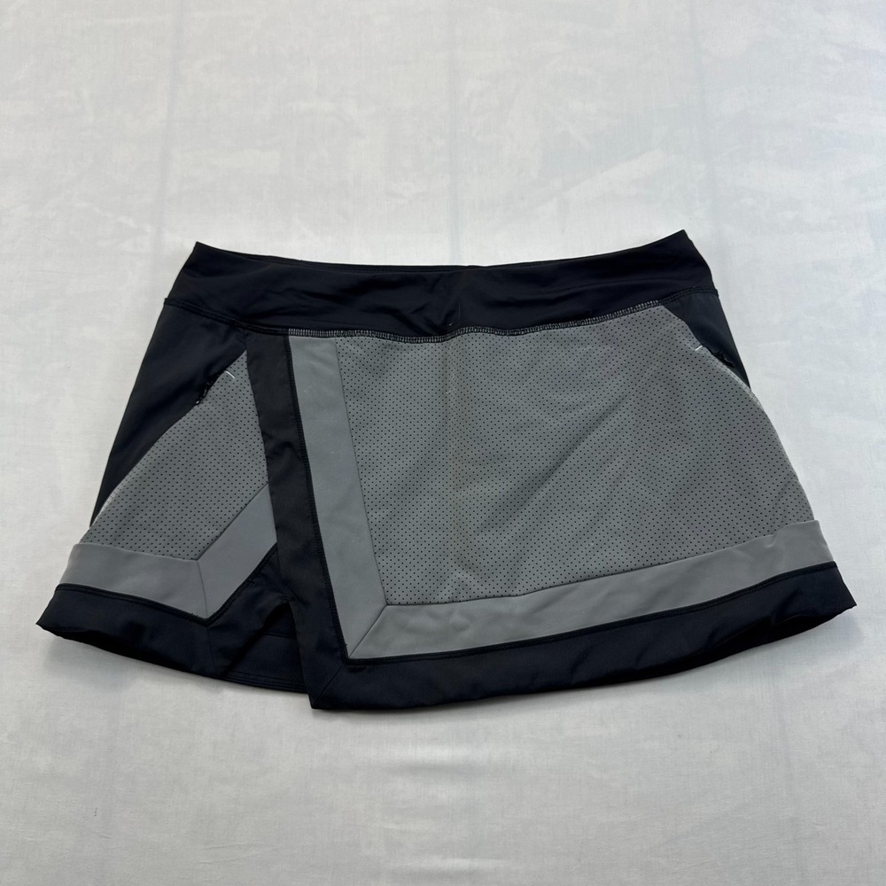 Lululemon Light It Up Skirt Womens 6 Black Gray Perforated Athletic Performance